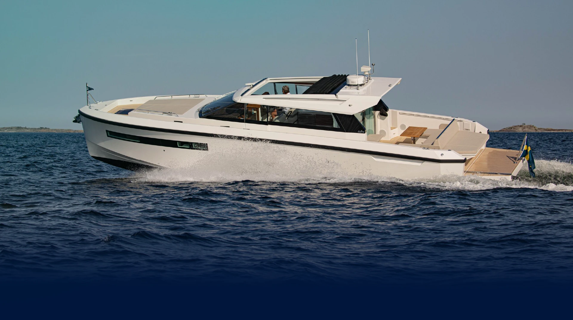 Le yacht La Hune 6 naviguant en pleine mer
